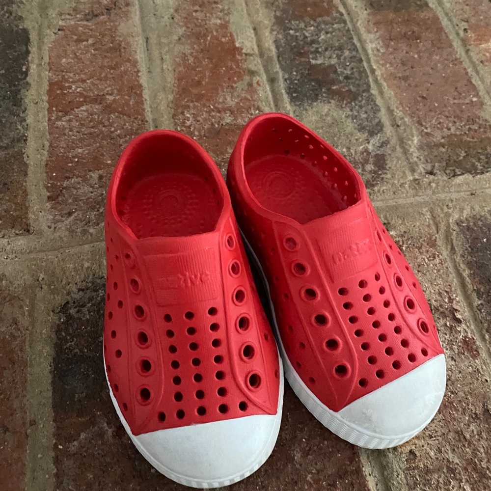 Native shoes red c6